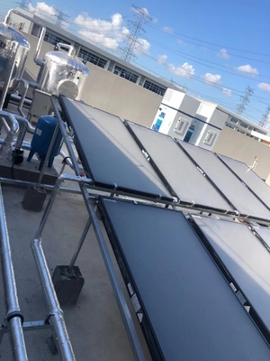 Komercyjny system ogrzewania wody z panelem słonecznym o pojemności 5000 l w połączeniu z hybrydową pompą ciepła